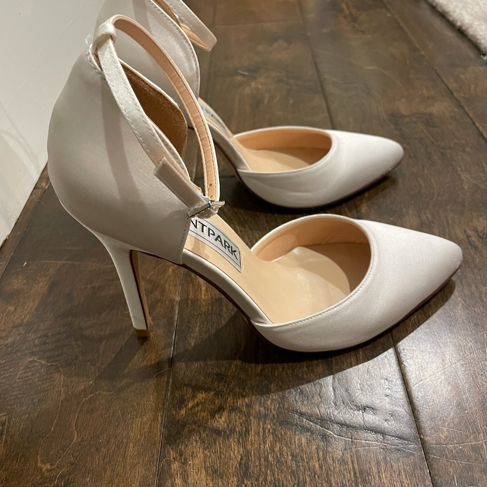 Elegant Park off-white satin heels